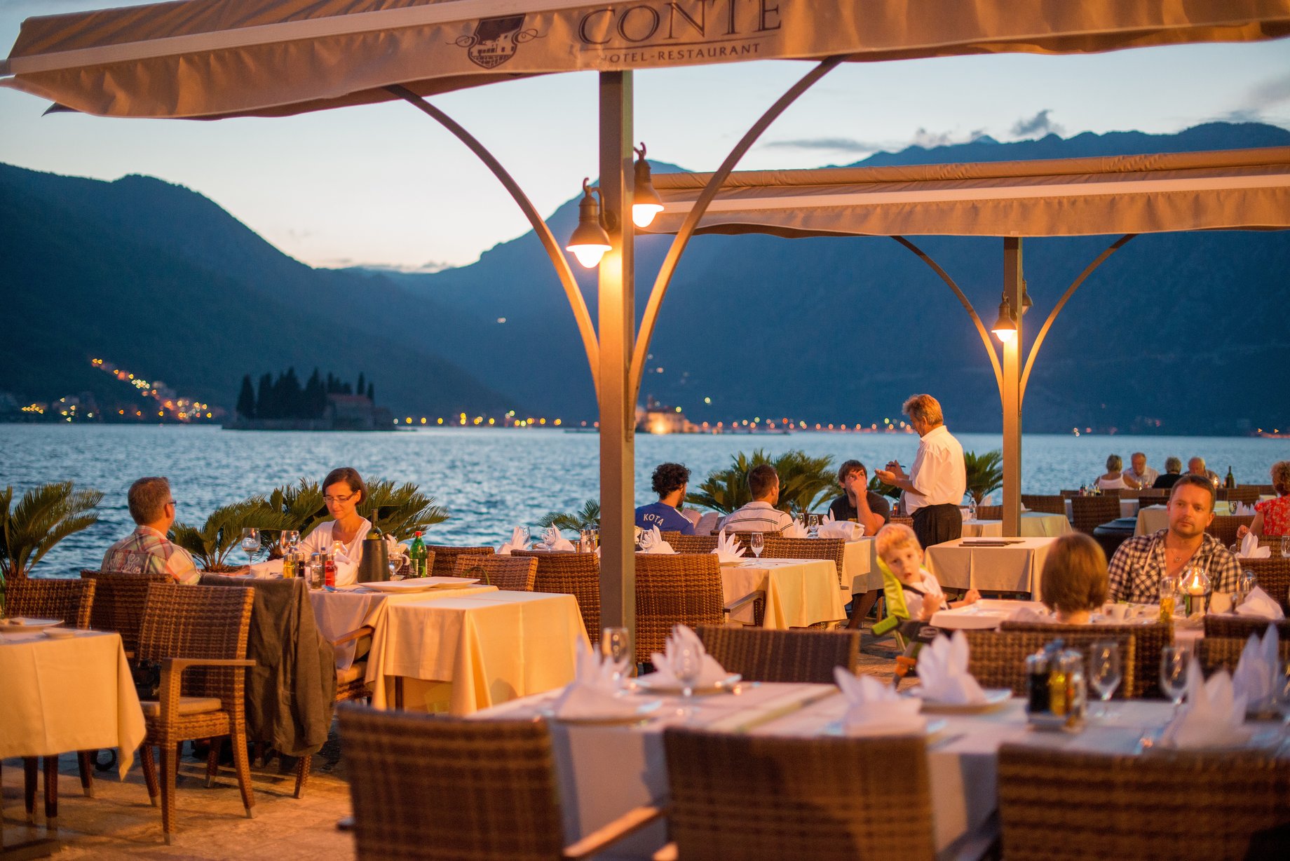 Кафе ресторан отель. Ресторан Коноба в Черногории. Conte Restaurant Perast. Conte Perast Montenegro Hotel. Ресторан Vista 360 Черногория.